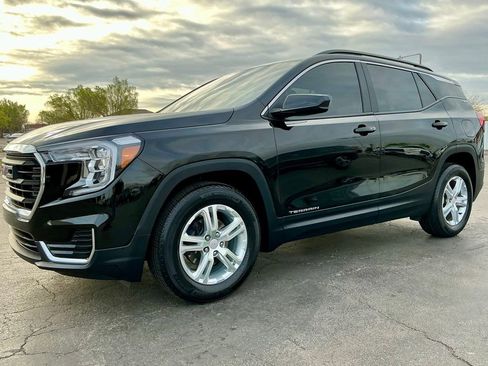 Used 2024 GMC Terrain SLE w/ Driver Convenience Package FWD image 7