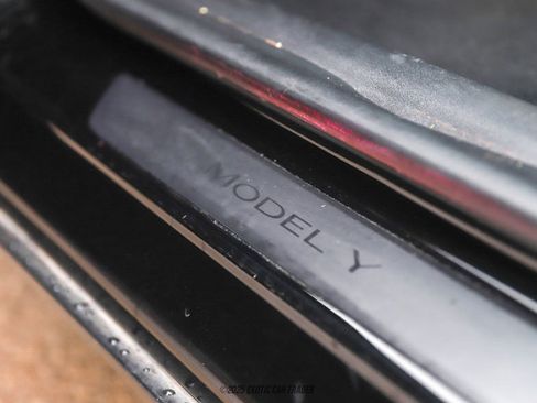 Used 2021 Tesla Model Y Long Range image 32