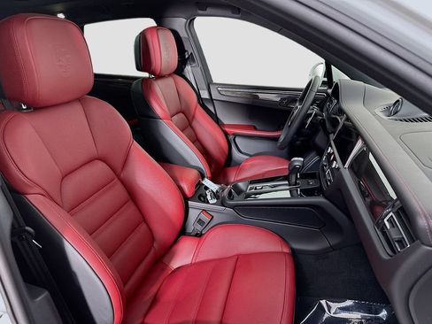 Certified 2025 Porsche Macan AWD/4WD image 26