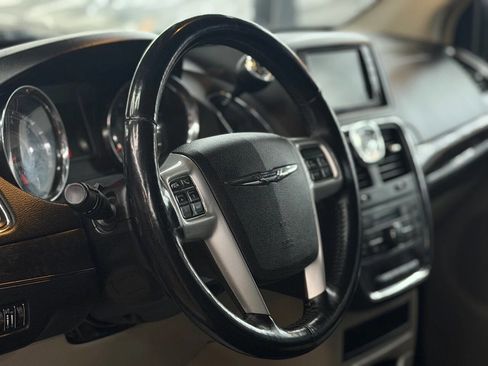 Used 2015 Chrysler Town & Country Touring w/ Driver Convenience Group image 4