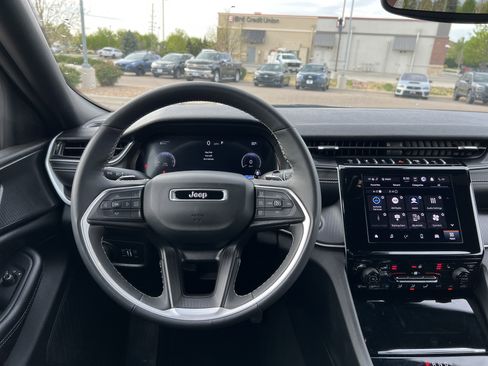 Used 2024 Jeep Grand Cherokee Altitude image 2