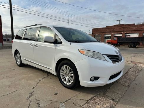 Used 2013 Toyota Sienna XLE w/ Entertainment Pkg image 8