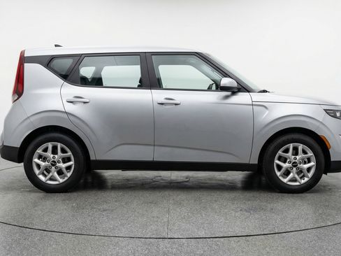 Used 2025 Kia Soul LX w/ LX Technology Package FWD image 11