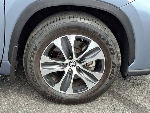 Used 2024 Toyota Highlander XLE FWD image 11