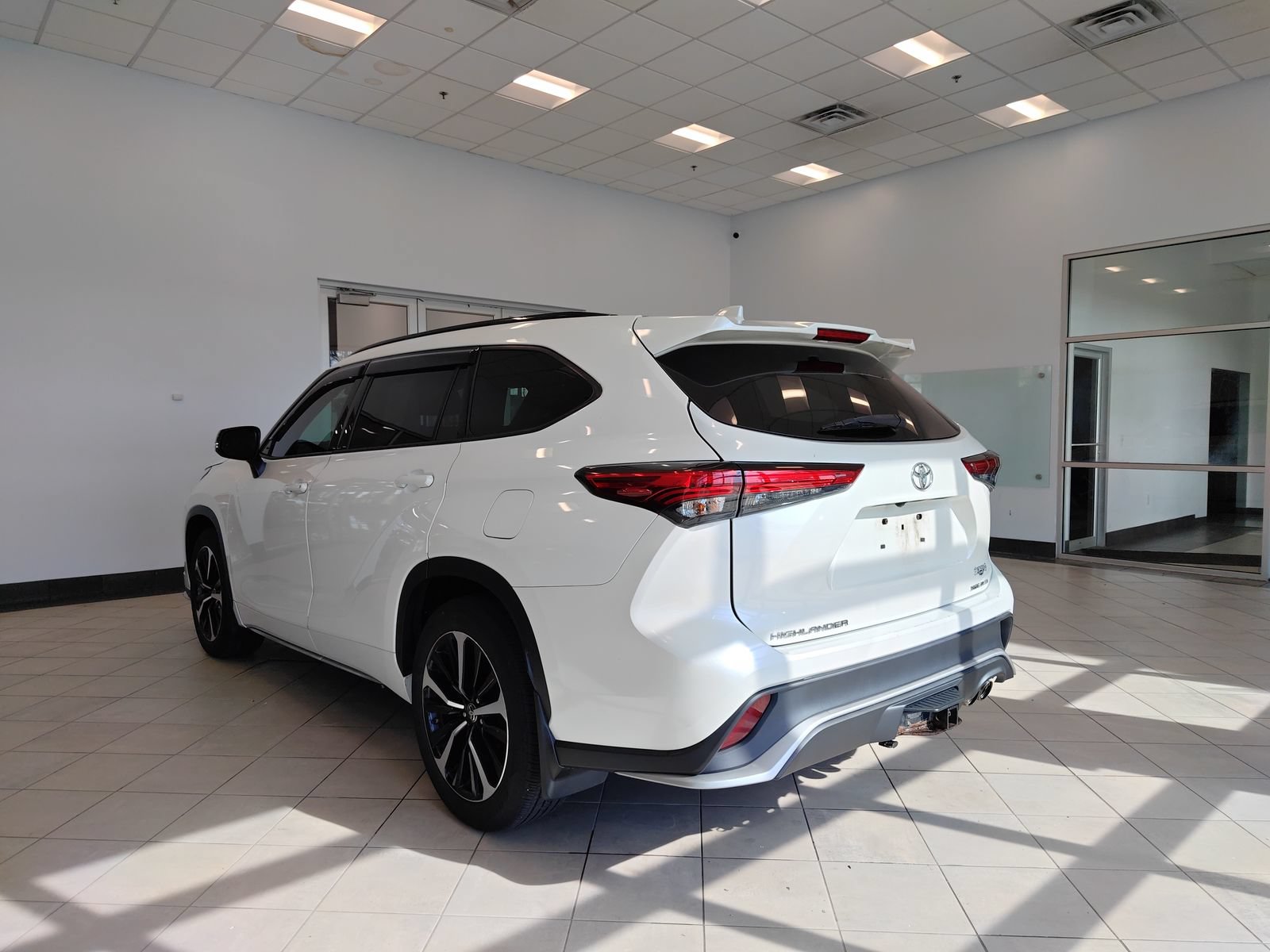 Used 2021 Toyota Highlander XSE AWD/4WD image 5