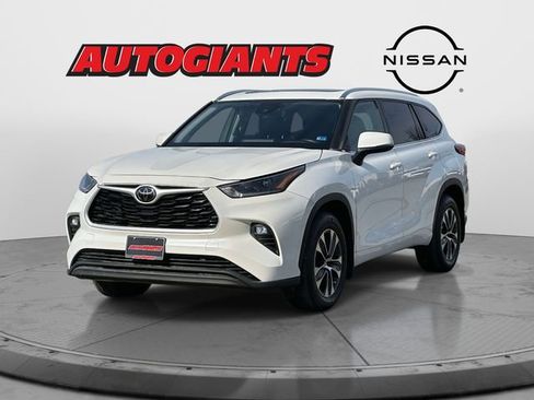 Used 2021 Toyota Highlander XLE image 6