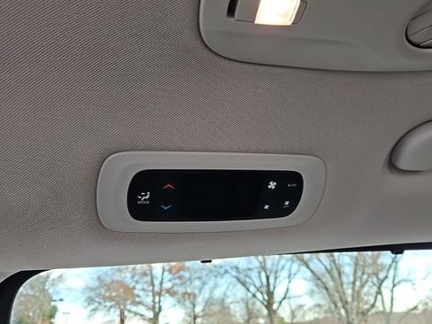 Used 2020 Chrysler Pacifica Touring-L image 16