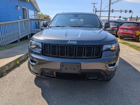 Used 2019 Jeep Grand Cherokee Laredo AWD/4WD image 9