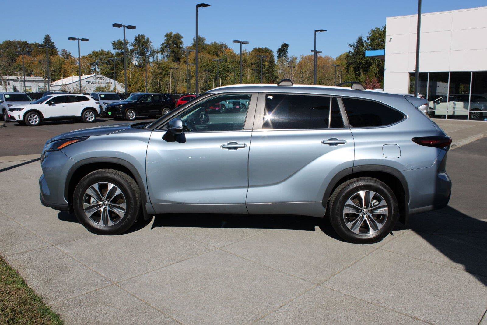 Used 2024 Toyota Highlander XLE AWD/4WD image 2