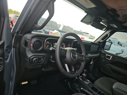 Used 2025 Jeep Gladiator Rubicon w/ Convenience Group image 10