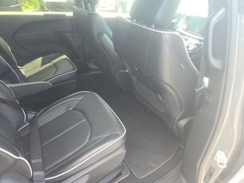 Used 2024 Chrysler Pacifica Limited FWD image 22
