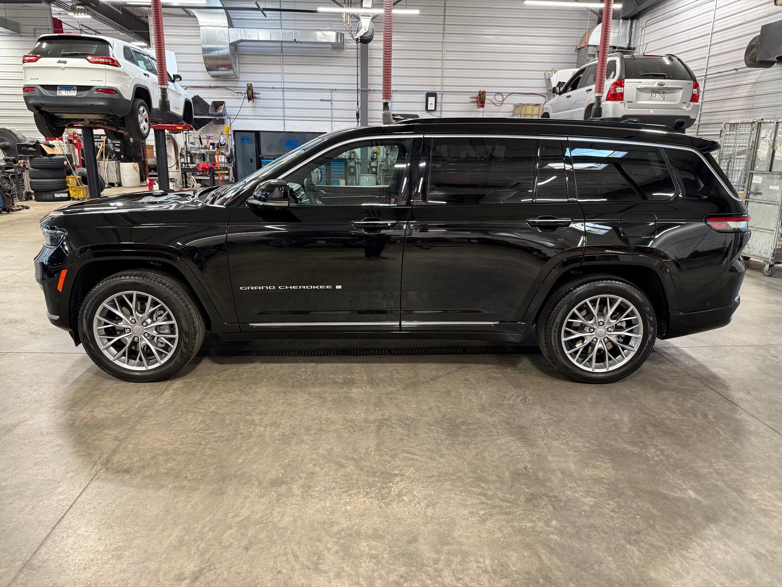 Used 2025 Jeep Grand Cherokee L Summit w/ Luxury Tech Group V AWD/4WD image 31