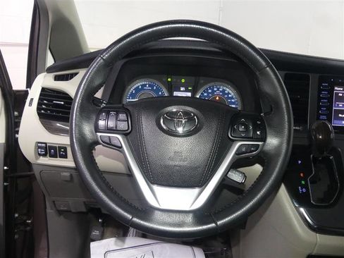 Used 2018 Toyota Sienna XLE Premium image 30