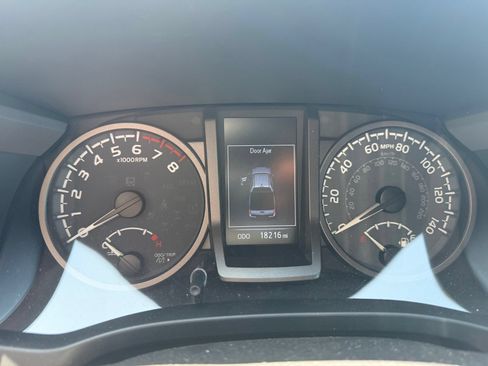 Used 2022 Toyota Tacoma TRD Sport AWD/4WD image 9