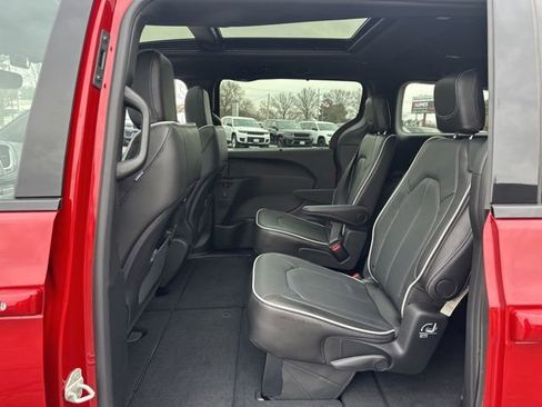 New 2026 Chrysler Pacifica Limited image 25