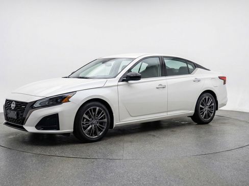 Used 2025 Nissan Altima 2.5 SV image 3