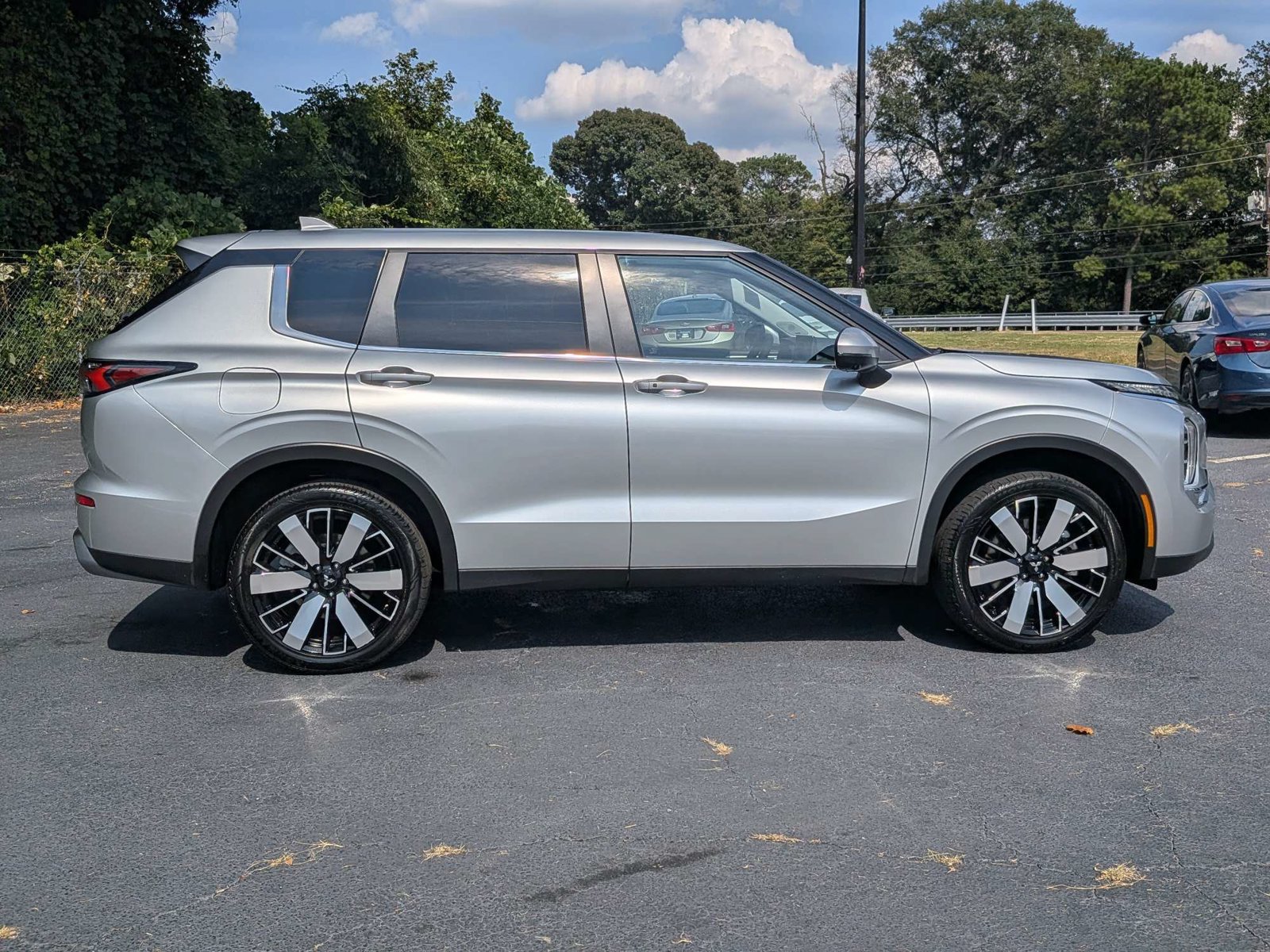 Used 2025 Mitsubishi Outlander SE FWD image 3