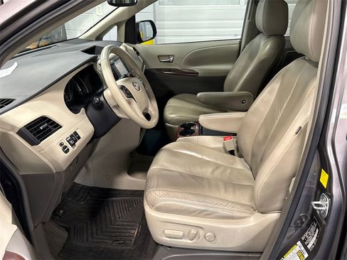 Used 2011 Toyota Sienna XLE image 6