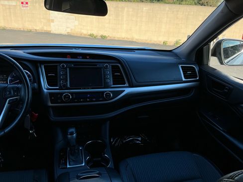 Used 2018 Toyota Highlander Plus w/ Carpet Mat Package (TMS) image 15