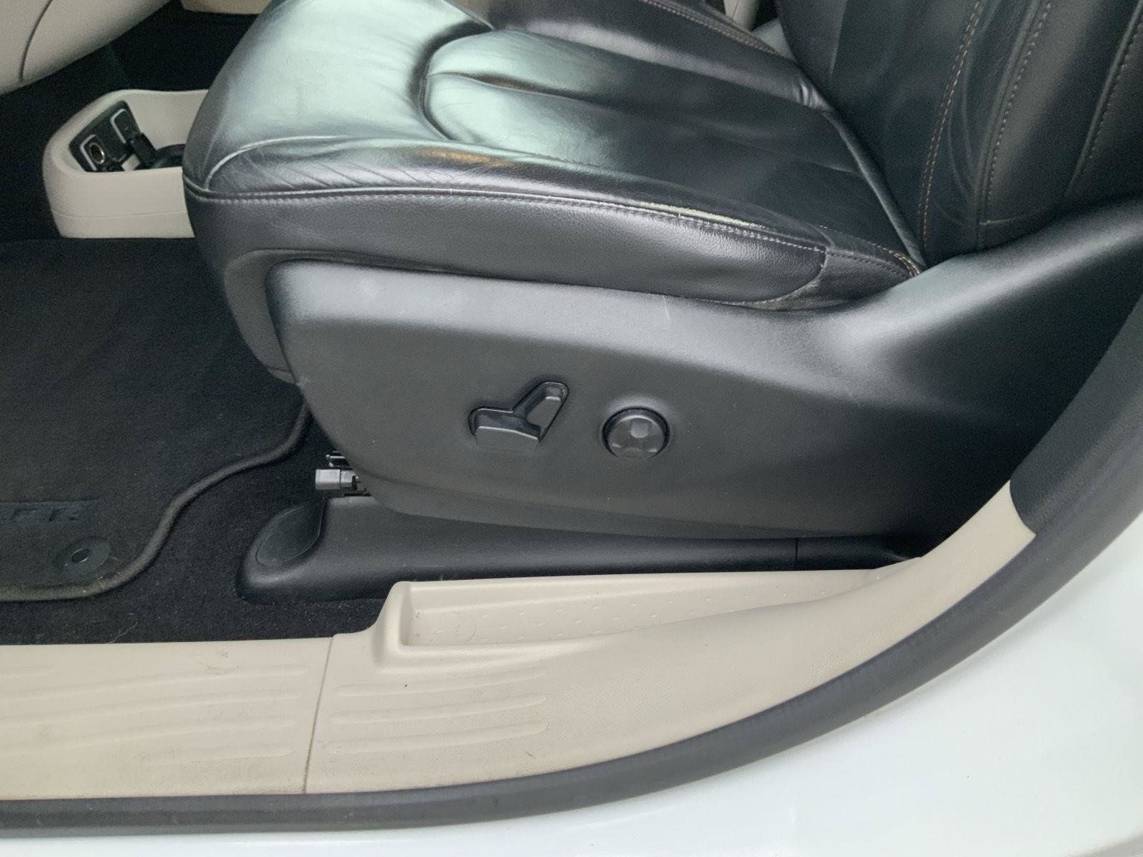 Used 2017 Chrysler Pacifica Touring-L FWD image 18