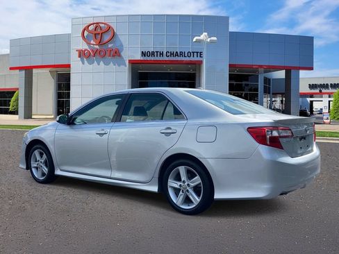 Used 2012 Toyota Camry SE w/ Leather Pkg FWD image 4