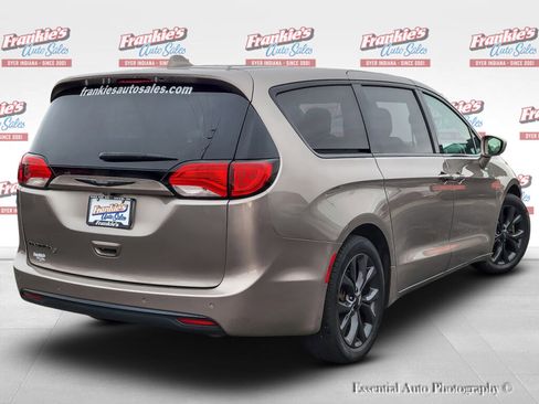 Used 2018 Chrysler Pacifica Touring Plus image 8