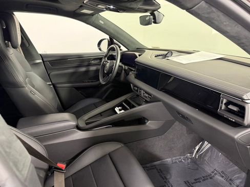 Certified 2025 Porsche Macan Turbo Electric AWD/4WD image 15