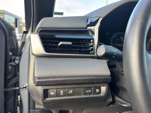 Used 2025 Toyota Camry SE image 32