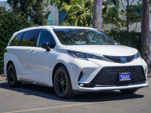 Used 2022 Toyota Sienna XSE w/ XSE Plus Package AWD/4WD image 3