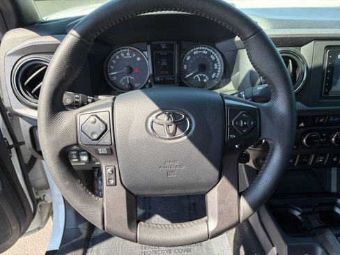 Used 2017 Toyota Tacoma TRD Off-Road w/ Premium & Technology Package AWD/4WD image 12