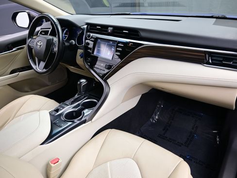 Used 2018 Toyota Camry XLE w/ Four Season Floor Mat Package FWD image 15