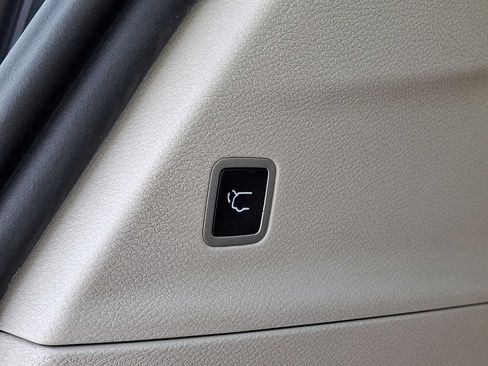 Used 2022 Chrysler Voyager LX FWD image 31