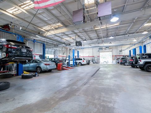 Used 2024 Jeep Wrangler Unlimited Sahara image 61