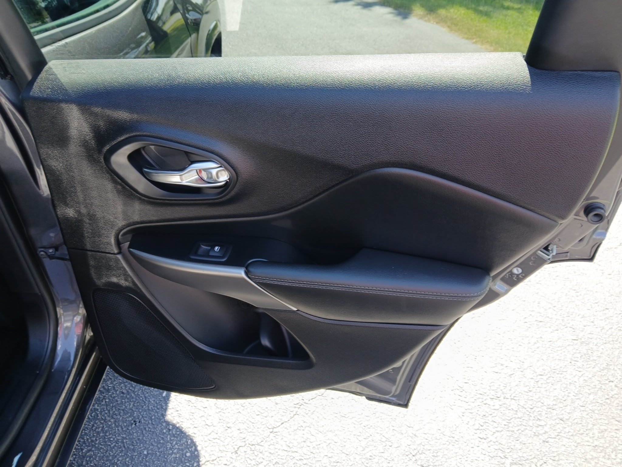 Used 2019 Jeep Cherokee High Altitude FWD image 30