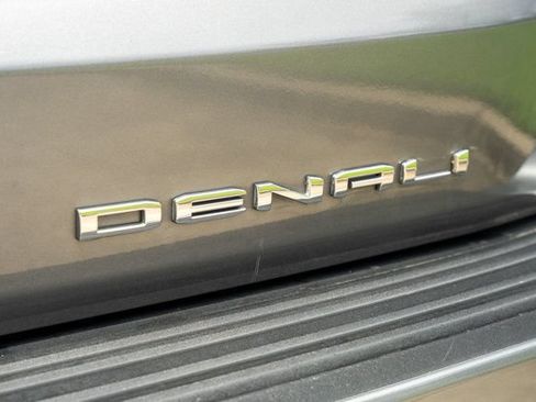 Used 2021 GMC Yukon Denali AWD/4WD image 9