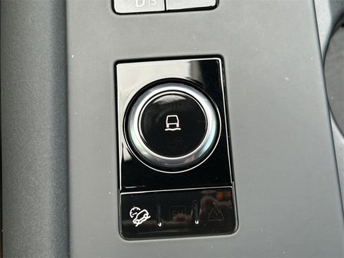 Used 2024 Land Rover Discovery Dynamic SE image 37