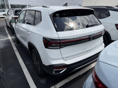 New 2026 Volkswagen Taos SE FWD image 5