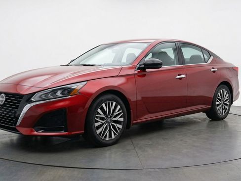 Used 2025 Nissan Altima 2.5 SV image 3