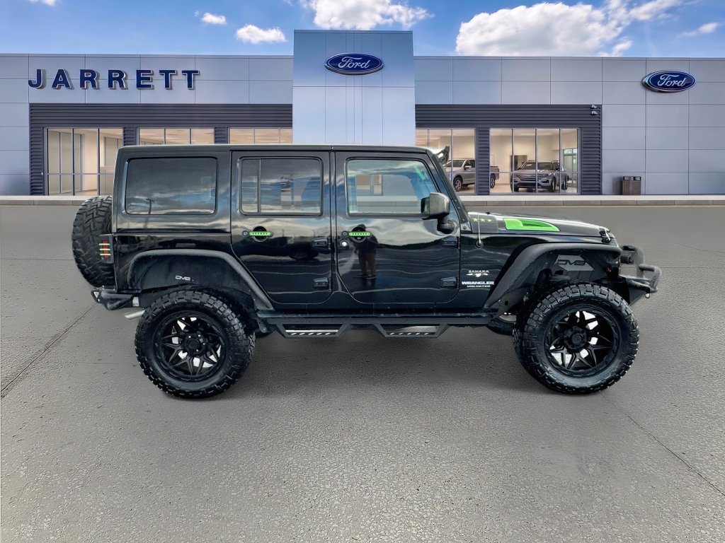 Used 2017 Jeep Wrangler Unlimited Sahara w/ Connectivity Group AWD/4WD image 8