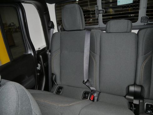 Used 2025 Jeep Gladiator Sport image 12