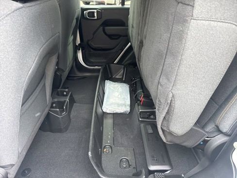 Used 2024 Jeep Gladiator Willys image 27