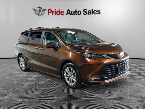 Used 2024 Toyota Sienna XLE w/ XLE Plus Package AWD/4WD image 3