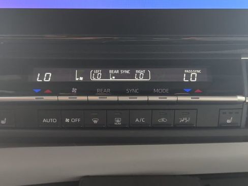 Used 2025 Toyota Sienna XLE w/ XLE Plus Package FWD image 26