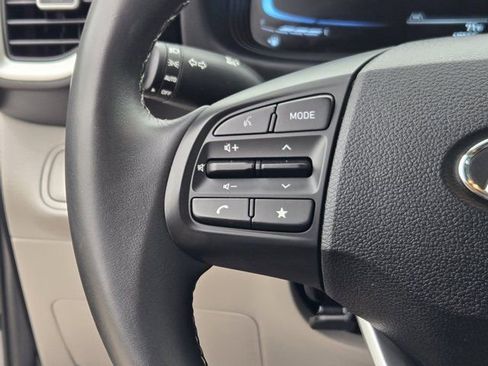 Certified 2025 Hyundai Venue SEL image 28