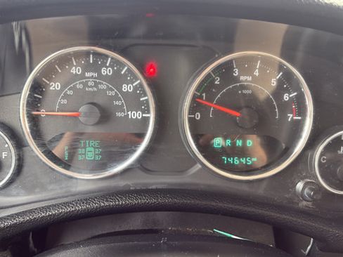 Used 2017 Jeep Wrangler Unlimited Sahara w/ Connectivity Group AWD/4WD image 11