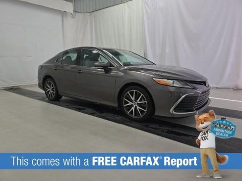 Used 2022 Toyota Camry XLE image 2