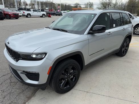 Used 2024 Jeep Grand Cherokee Limited w/ Black Appearance Package image 9