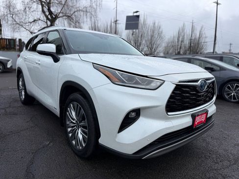 Used 2022 Toyota Highlander Platinum image 2