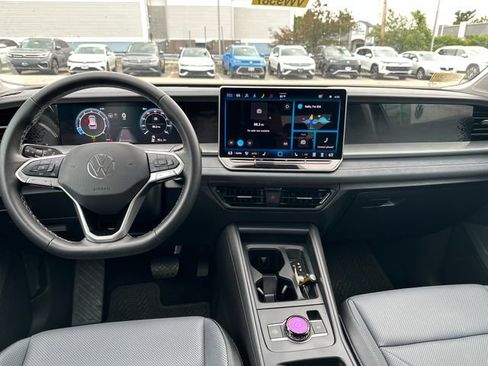 Certified 2025 Volkswagen Tiguan SE AWD/4WD image 16