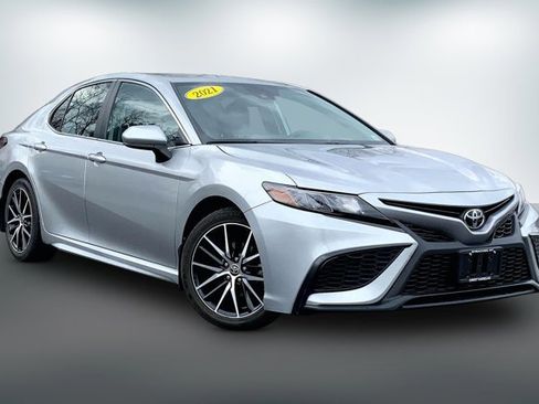 Used 2021 Toyota Camry SE image 1